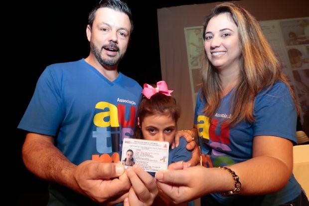  Fundação de Educação Especial emite quase mil carteiras de identificação do autista em um ano em SC