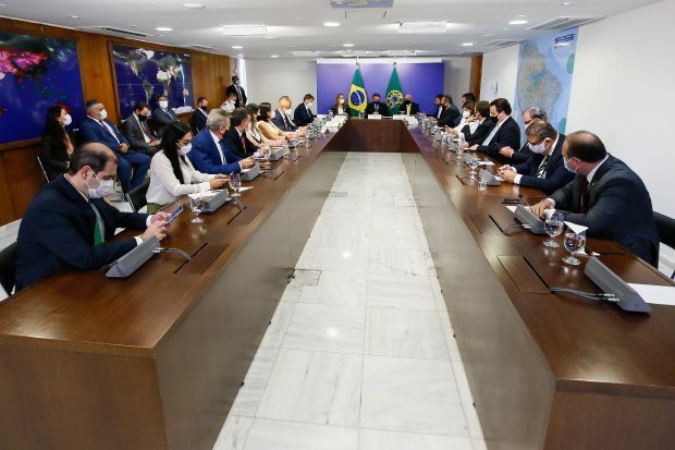  Vice-governadora e membros do Fórum Parlamentar Catarinense se reúnem com Presidente Jair Bolsonaro e ministros e recebem promessa de 60 leitos UTI nos próximos dias, e mais 30 já na sequência, além de verbas para rodovias federais